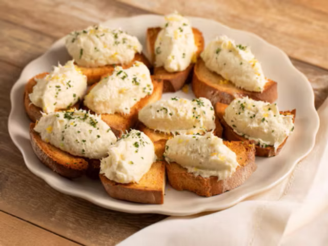 Bruschetta con baccala* marinato e granella di pepe rosa