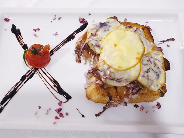 Bruschetta con radicchio e scamorza al forno