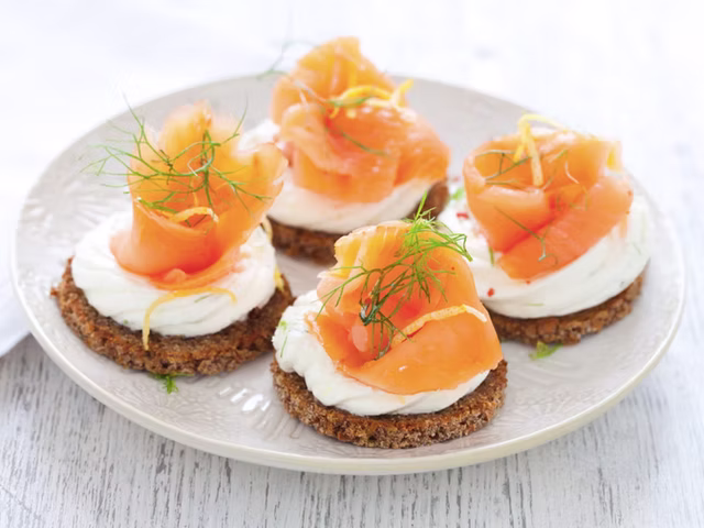 Crostone di pane con salmone affumicato e Philadelphia