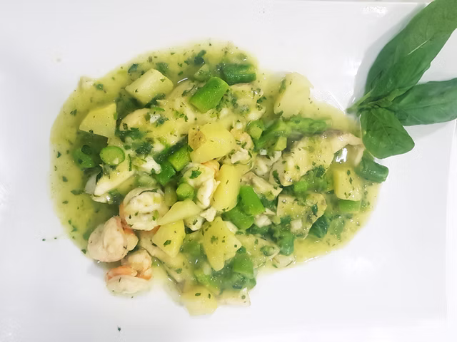 Filetto di branzino in umido con asparagi di mare, patate e gamberetti