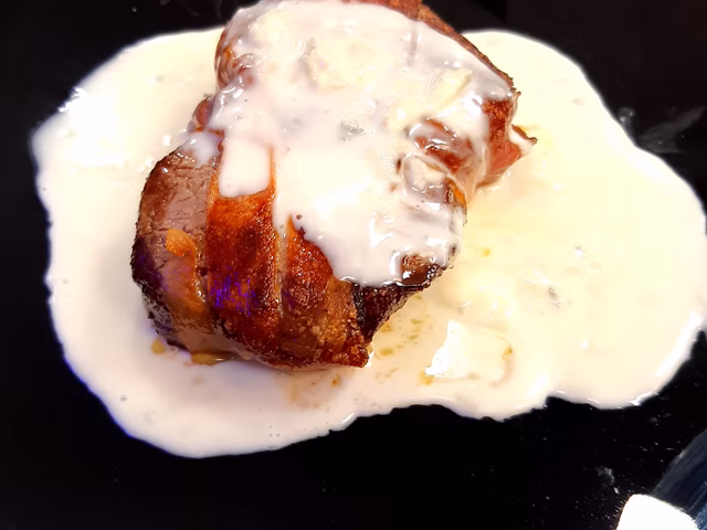 Filetto di manzo in crosta di speck e crema di gorgonzola