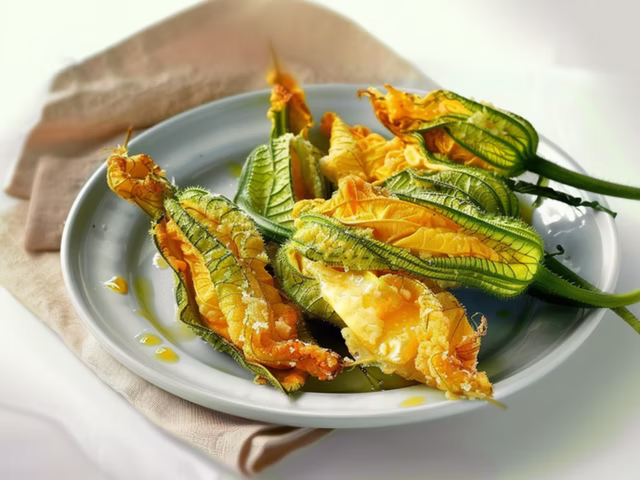 Fiori di zucca ripieni di ricotta, provola e basilico