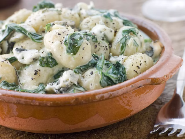 Gnocchi di patate con gorgonzola e spinaci