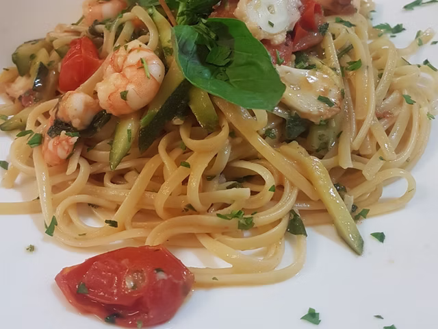 Linguine gamberetti*, piovra, zucchine e pomodorini