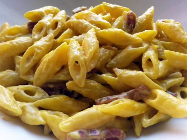 Penne allo speck, zucchine e zafferano