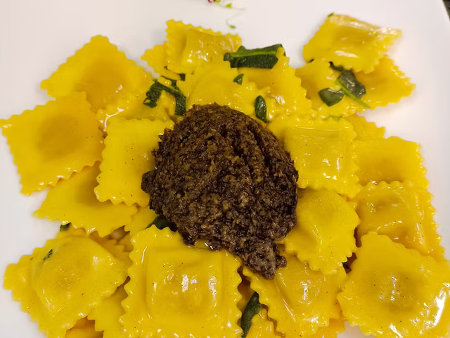 Ravioli di carne al burro e salvia con crema di tartufo nero