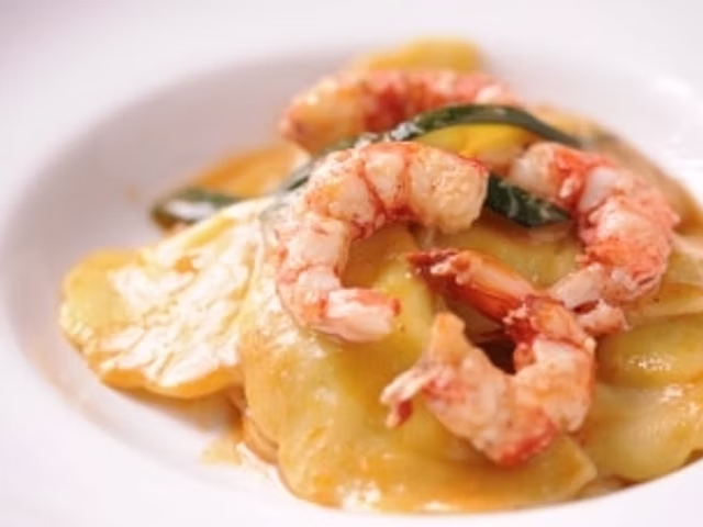 Ravioli di cernia con bocconcini di pesce spada, gamberetti e funghi porcini