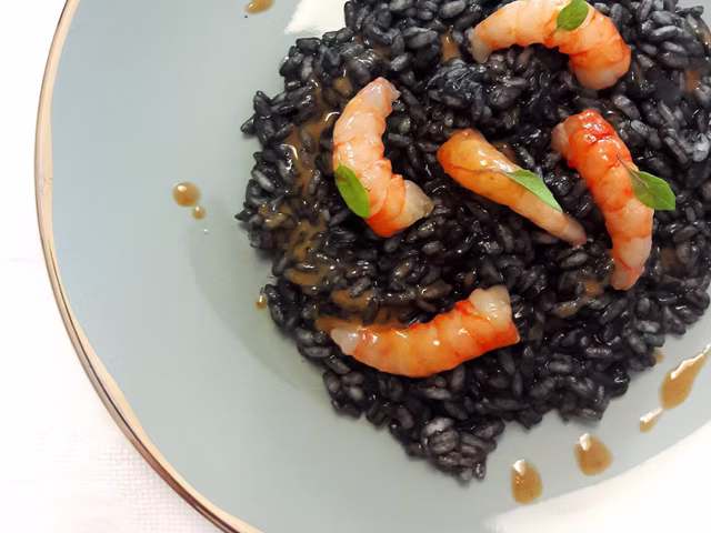 Risotto al nero di seppia, gambero rosso di Mazara* e straccetti di bufala