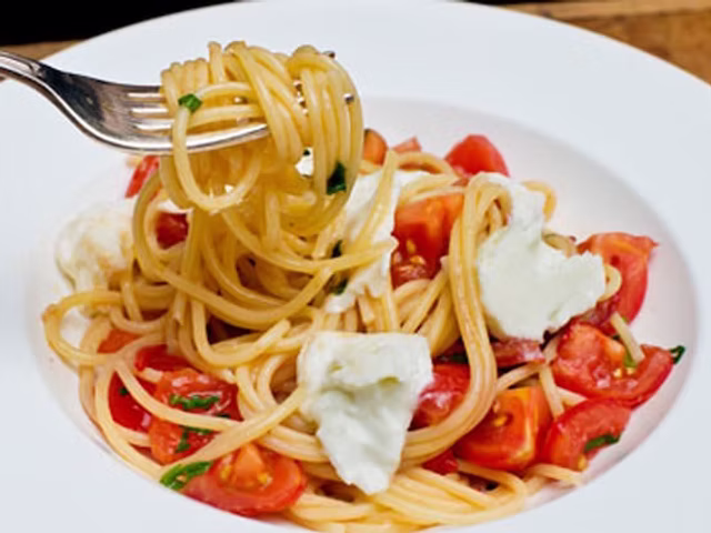 Spaghetti ai pomodorini freschi, basilico e straccetti di bufala