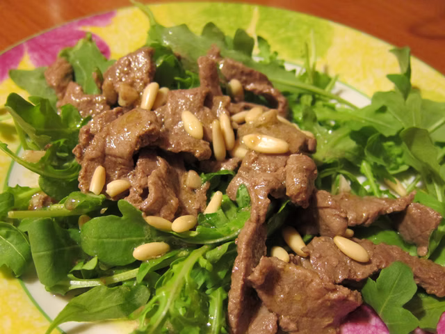 Straccetti di manzo con funghi porcini e pinoli