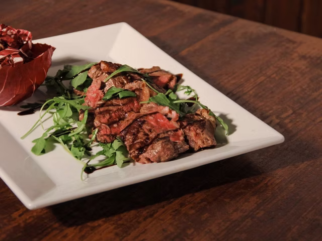 Tagliata con radicchio e pistacchio