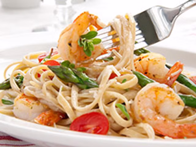 Tagliolini con scampi*, pomodorini e asparagi di mare