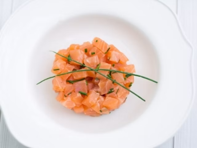 Tartare di salmone con mandorle tostate e chicchi di pepe rosa