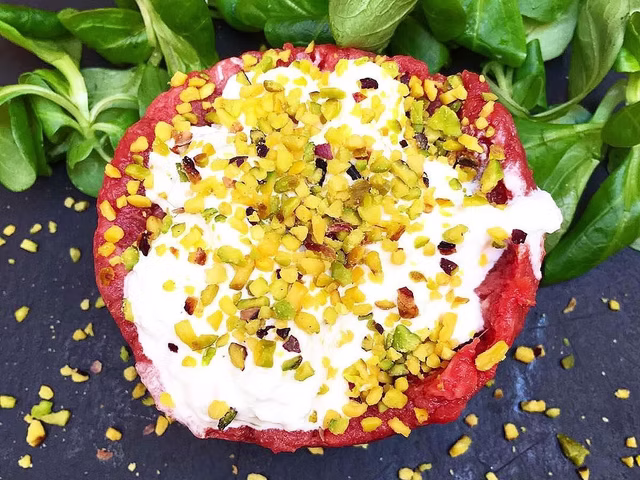 Tartare di tonno con granella di pistacchi al profumo di arancia e stracciatella