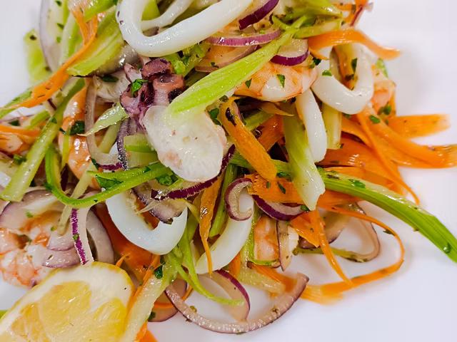 Tris di pesce alla Catalana (polpo, calamari, gamberetti)